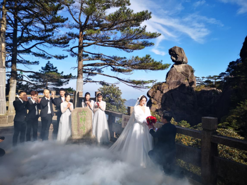 <b>绿水青山就是金山银山的上饶三清山样板</b>